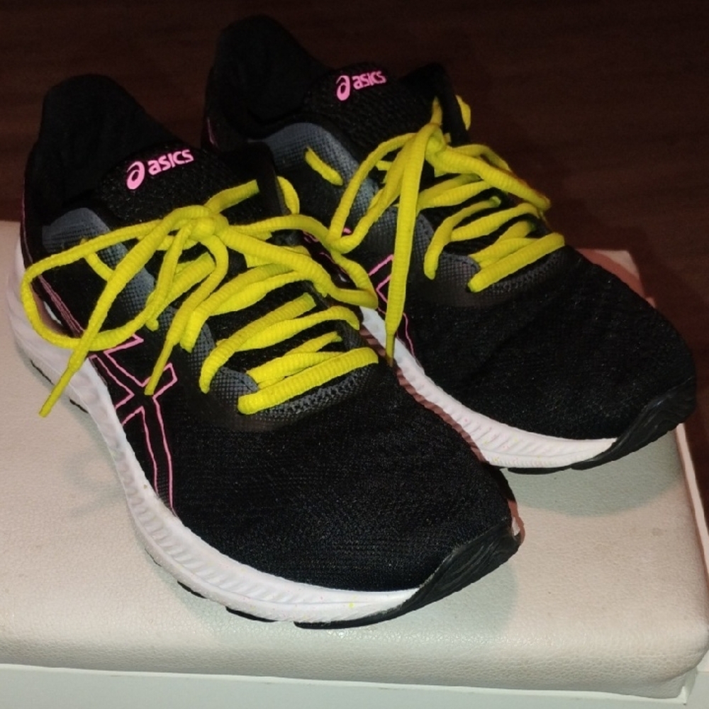 ASICS Women's Gel-excite 8 Black Sneakers with Yellow and Pink Accents Size 7.5